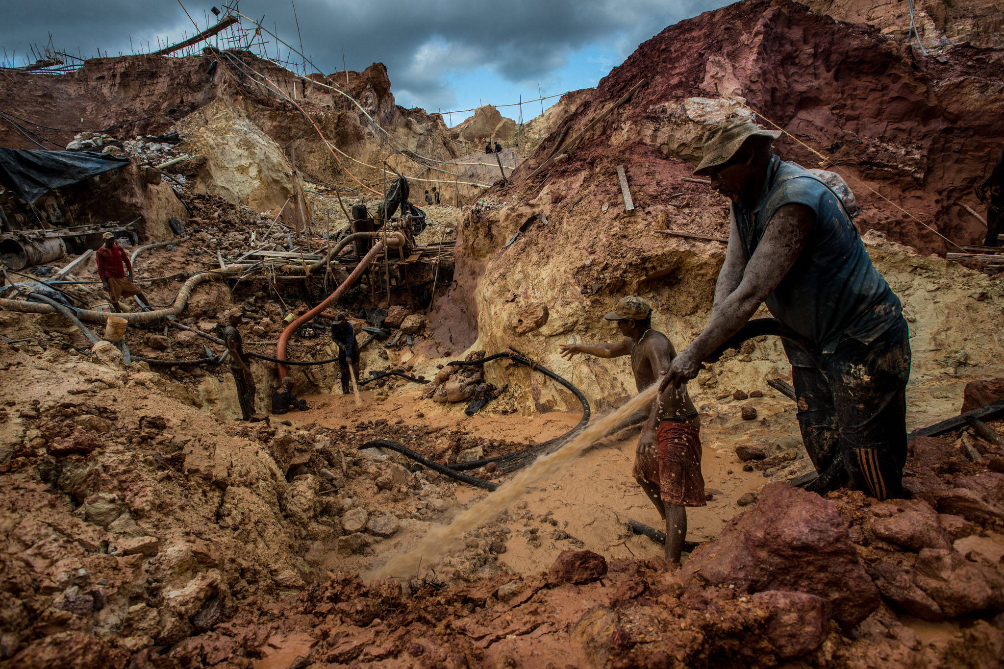 Obreros de zonas minerias ilegales