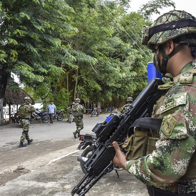 Colombia desplegó a 2 mil soldados en frontera con Venezuela