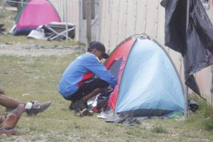 Migrantes permanecen en campamento en Panamá hasta definir su situación. Foto: EFE/ Carlos Lemos