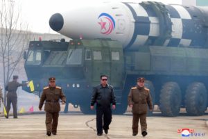 Kim Jong Un en la prueba del misíl balístico intercontinental. Foto:
