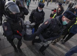 Policías rusos detienen a un participante en una manifestación no autorizada contra la invasión de Ucrania, en Moscú, Rusia. Foto: EFE/YURI KOCHETKOV