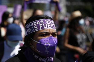 Mujeres participan en una marcha con motivo del Día Internacional de la Mujer en San Salvador. Foto: EFE/ Rodrigo Sura