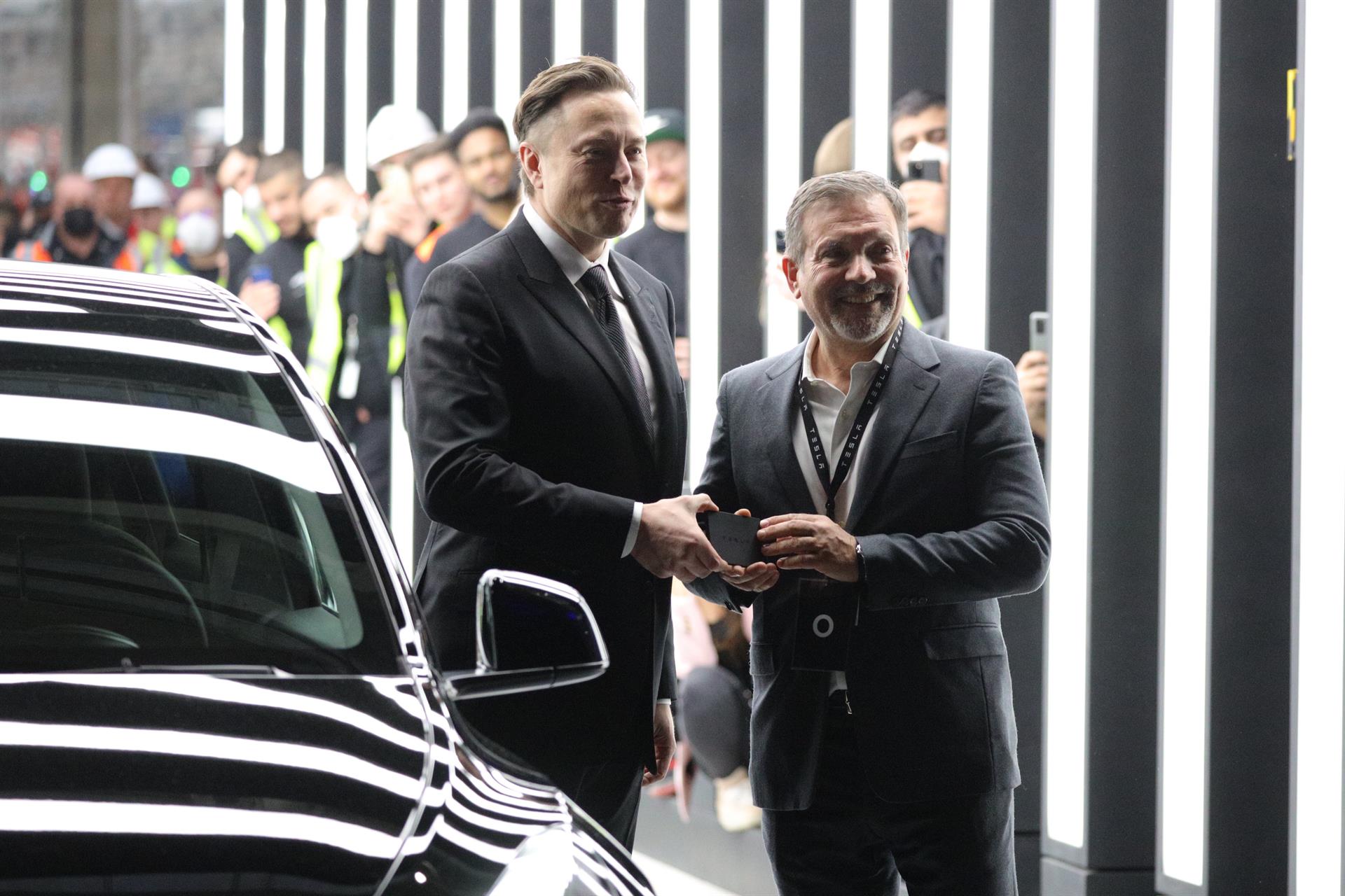 AME7061. GRUENHEIDE (ALEMANIA), 22/03/2022.- Fotografía de archivo fechada el 22 de marzo de 2022 que muestra al director general de Tesla, Elon Musk (i), mientras participa en la inauguración de la 'Gigafábrica' de Tesla en Gruenheide (Alemania). EFE/EPA/CHRISTIAN MARQUARDT / POOL