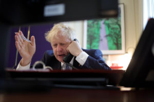 El primer ministro británico, Boris Johnson, en una llamada telefónica con el presidente de Ucrania, Volodímir Zelenski. Foto: Twitter Boris Johnson. (06/06/2022).