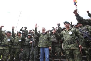Presidente de Ecuador, Guillermo Lasso, junto a miembros de las Fuerzas Armadas de su país. Foto: Twitter Guillermo Lasso.