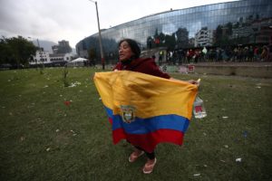 QUITO (ECUADOR), 24/06/2022.- Una mujer indígena ondea hoy una bandera ecuatoriana mientras se manifiesta contra el Gobierno de Guillermo Lasso, en Quito (Ecuador). EFE/ José Jácome.