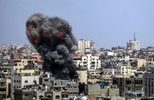 GAZA, 06/08/2022.- El humo se eleva tras un ataque aéreo israelí en la ciudad de Gaza, este sábado. EFE/ Haitham Imad.