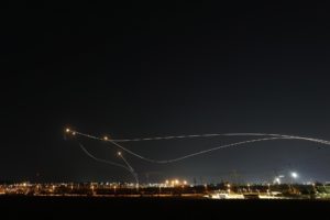 Sderot (Israel), 07/08/2022.- Una larga exposición de un sistema de defensa aérea israelí Cúpula de Hierro interceptando un cohete disparado desde la Franja de Gaza, por el brazo armado de la Yihad Islámica palestina desde el norte de la Franja de Gaza, visto desde el lado israelí de la frontera, sur de Israel, 07 de agosto de 2022. (Atentado, Incendio, Egipto) EFE/EPA/ATEF SAFADI
