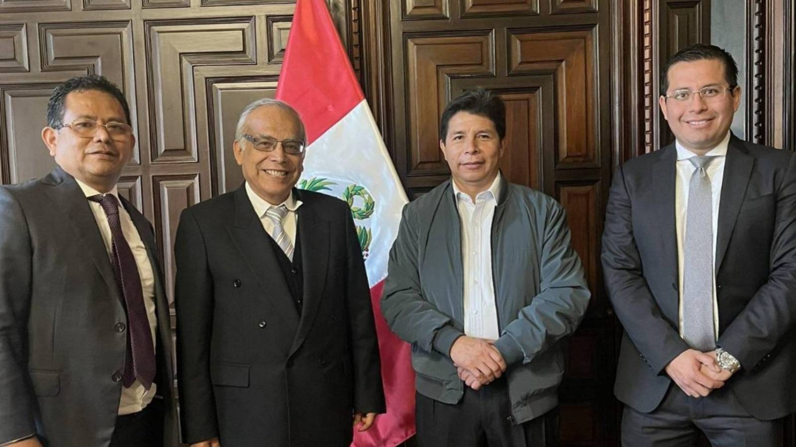 El presidente de Perú, Pedro Castillo, en compañía de su equipo legal. Foto: Twitter Benji Espinoza (@BenjiEspinozaR).