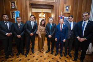 Cristina Fernández reunida con directivos de YPF y Petronas, la empresa petrolera estatal de Malasia. Foto: Twitter CFK.