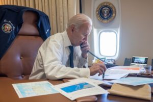 El presidente Biden habla con el gobernador Pierluisi a bordo del Air Force One. Foto: Twitter @POTUS.
