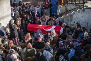 Bartin (Turquía), 15/10/2022.- Los familiares asisten a la ceremonia fúnebre de la víctima de la explosión de la mina Ridvan Acet en el pueblo de Kazpinari tras la explosión ocurrida en una mina de carbón en Bartin, Turquía, el 15 de octubre de 2022. (Turquía) EFE/EPA/ERDEM SAHIN