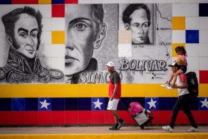 FOTO REFERENCIAL - SAN ANTONIO (VENEZUELA), 25/10/2022.- Fotografía de archivo fechada el 26 de septiembre de 2022 que muestra a personas mientras caminan por el Puente Internacional Simón Bolívar, en San Antonio, estado Táchira (Venezuela). EFE/ Rayner Peña.