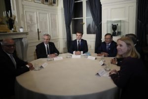 Gustavo Petro junto a Alberto Fernández, Emmanuel Macron, Jorge Rodríguez, Gerardo Blyde y la primera ministra de Noruega. Foto EFE