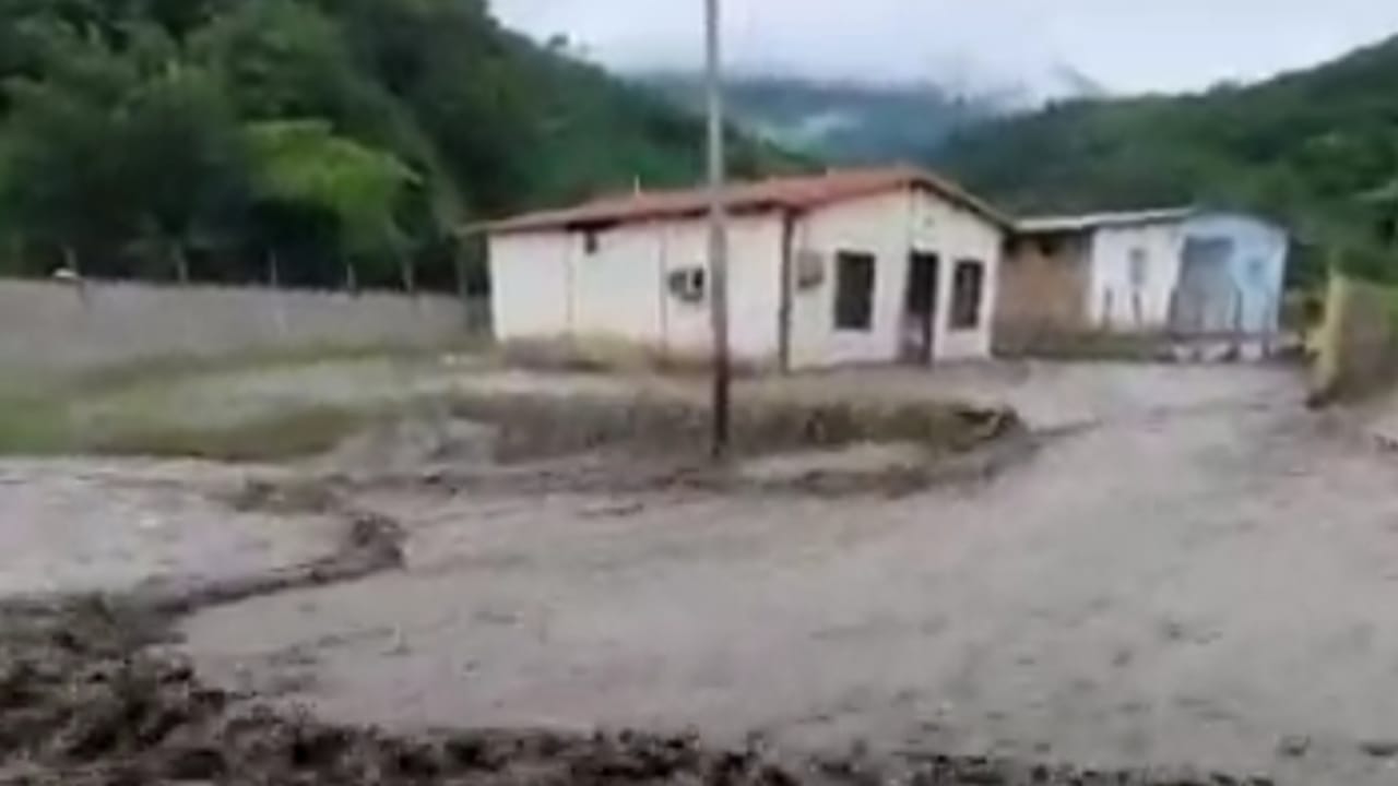 FOTO REFERENCIAL - Desbordamientos en el sector Palmarito, parroquia Montañas Verdes del municipio Torres, en Carora, estado Lara. Foto: Captura de pantalla.