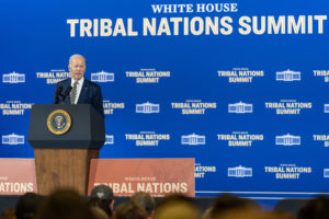 El presidente Biden pronuncia su discurso ante un telón de fondo en el que se lee: "Cumbre de Naciones Tribales de la Casa Blanca". Foto: Twitter (@POTUS).