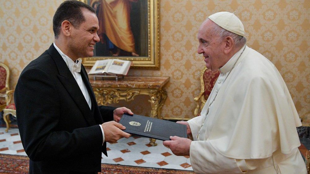 El Papa Francisco recibió hoy a Ian Carlos Torres Parra, nuevo representante de la administración de Nicolás Maduro para el Vaticano, Ian Carlos Torres Parra. Foto: Twitter Fredy Ñáñez (@luchaalmada).