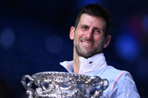 Novak Djokovic luego de ganar el Abierto de Australia de 2023. Foto: EFE / EPA / James Ross