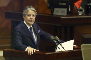 Guillermo Lasso, presidente saliente de Ecuador, en el Parlamento durante el juicio político en su contra. EFE/ José Jácome