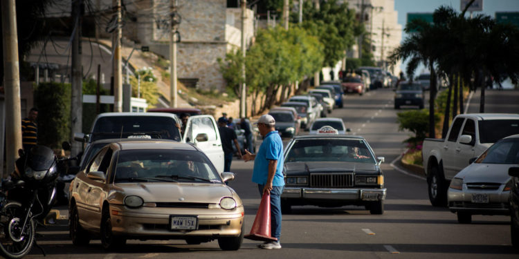 En algunas partes de Venezuela, se mantienen largas filas para repostar de gasolina. Foto: EFE.