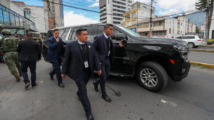 Daniel Noboa, presidente de Ecuador, custodiado por sus guardias en medio del conflicto interno que padece su país. Foto: EFE.