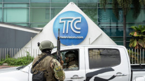 Operativo en la sede del canal de televisión TC, donde encapuchados armados ingresaron y sometieron a su personal durante una transmisión en vivo, en Guayaquil (Ecuador). Foto: EFE / Mauricio Torres.