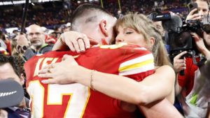 Travis Kelce (i), jugador de los Kansas City Chief, y su novia, la popular cantante Taylor Swift d) tras el Super Bowl LVIII. Foto: EFE.