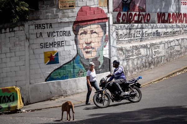No solo las calles de Caracas, también la de muchas ciudades y pueblos de Venezuela se encuentran forradas de propaganda chavista en sus calles. Foto: EFE.