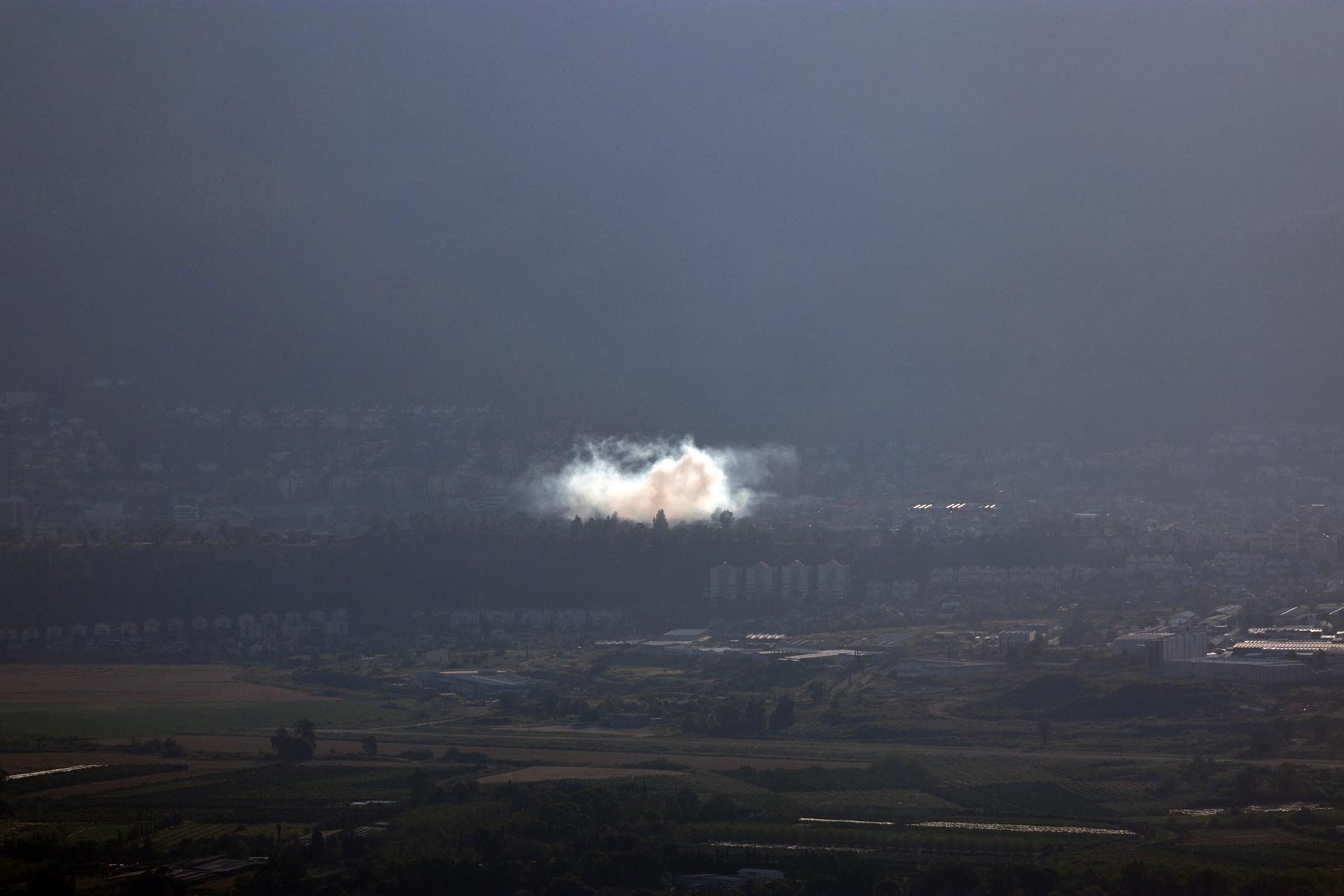 Enfrentamientos entre el grupo terrorista Hezbolá y fuerzas de Israel en la frontera con Líbano. Foto: EFE.