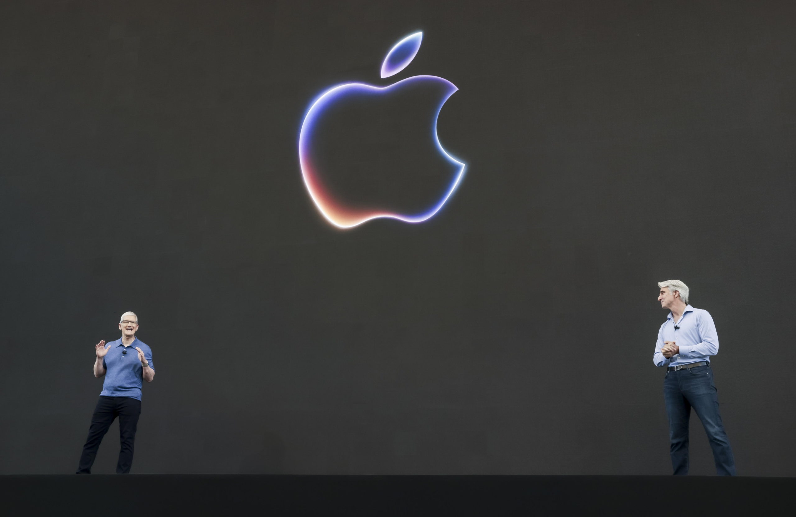 Ejecutivos de Apple en la conferencia anual de desarrolladores WWDC 2024. Foto: EFE.