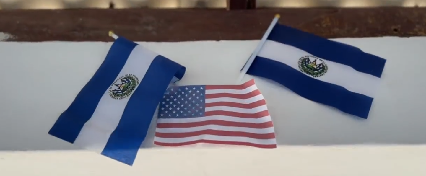 Banderas de El Salvador y Estados Unidos.